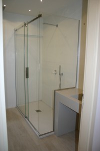 Box doccia ante scorrevoli con vetro fisso sagomato su lavabo San Marino