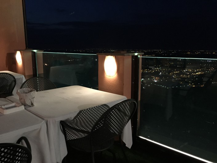 Parapetto con luce LED presso ristorante con veduta panoramica