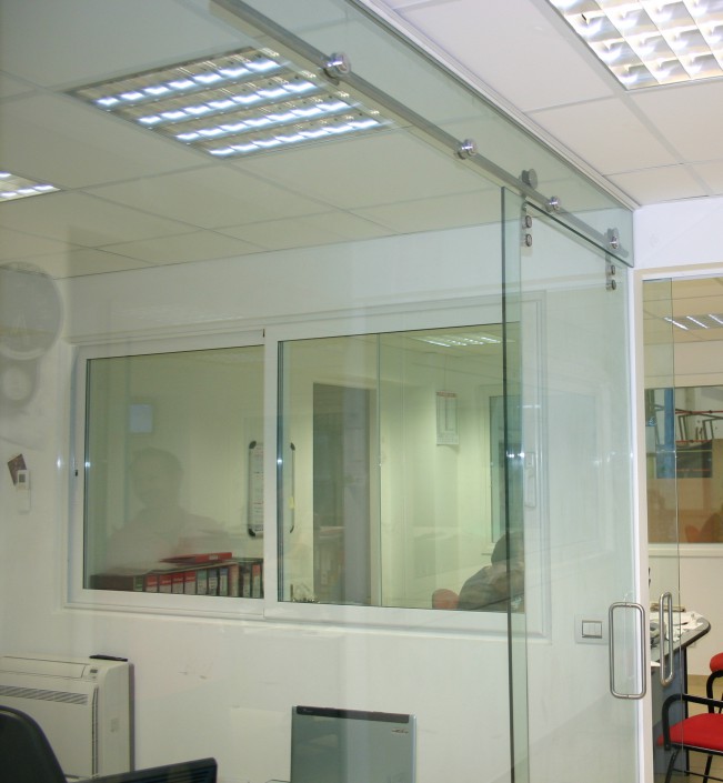 Chiusura parete ufficio con porta scorrevole integrata