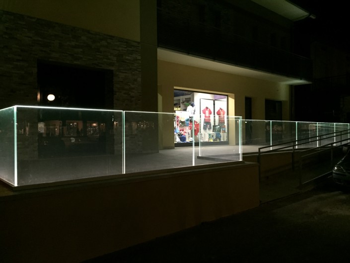 Parapetto negozio illuminato LED Villa Verucchio (Rimini)