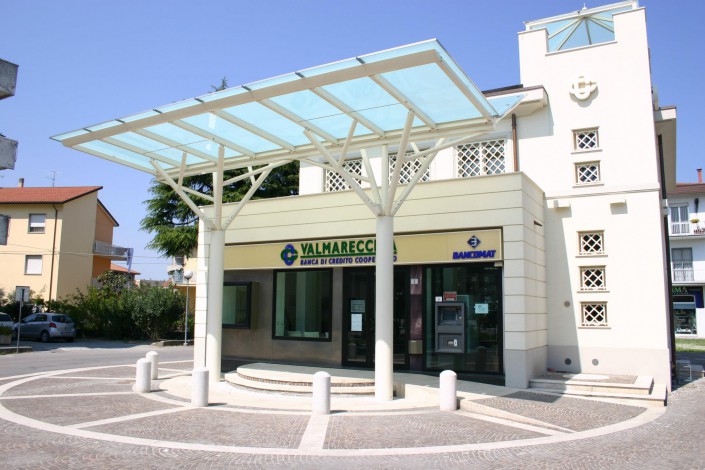 Pensilina presso Banca Valmarecchia con vetro opaco