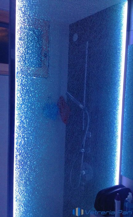 Box doccia con vetro crackle illuminato con LED Cattolica